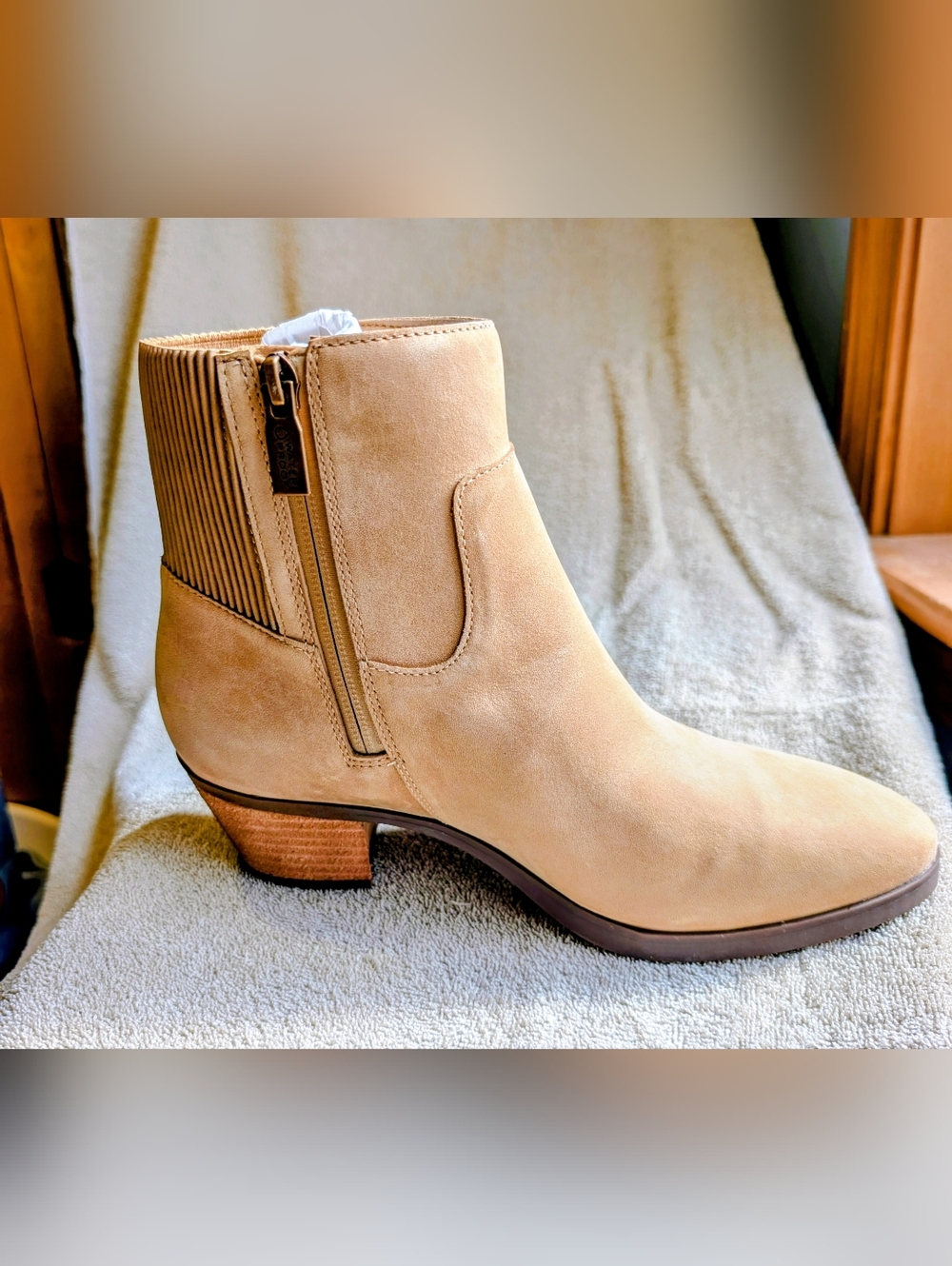 NEW Vionic Shantelle Boots 8W.. Wheat Nubuck
